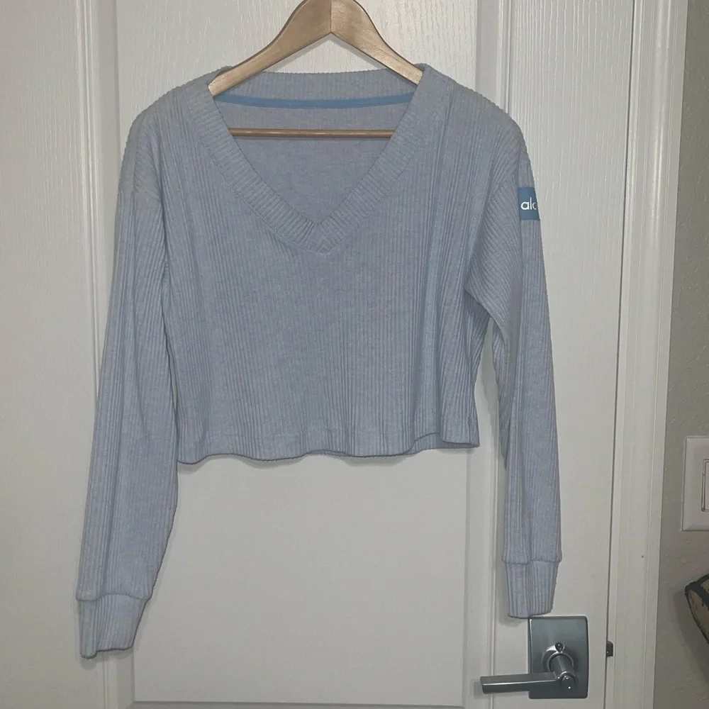 ALO Yoga Muse V-Neck Ribbed Pullover Blue Skies Heather Cropped Women’s Size XS